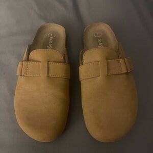 Cat & Jack Tan Slip-On Clogs size 1 Unisex
